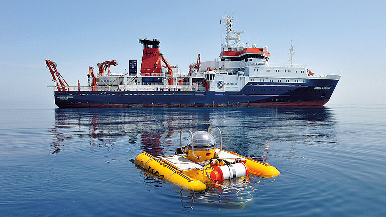 The research submersible JAGO in front of MERIAN in the Black Sea