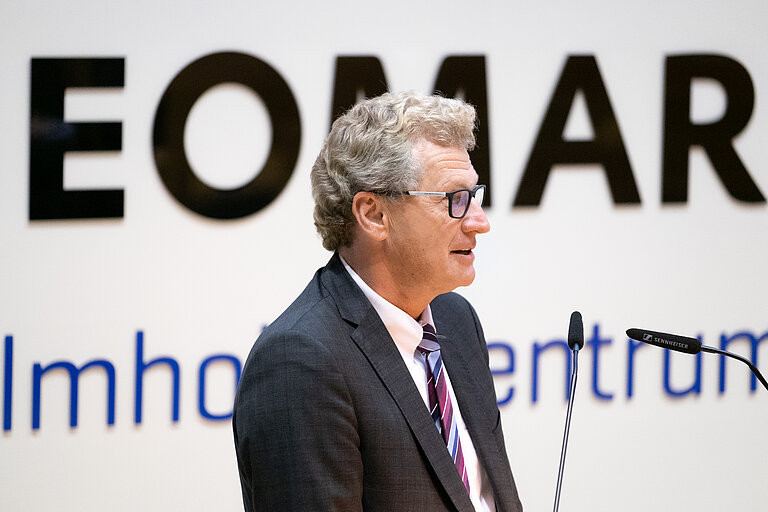 Schleswig-Holsteins Wirtschaftsminister Bernd Buchholz am Rednerpult des GEOMAR-Hörsaal