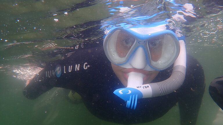 Unterwasseraufnahme von einem Schnorchler