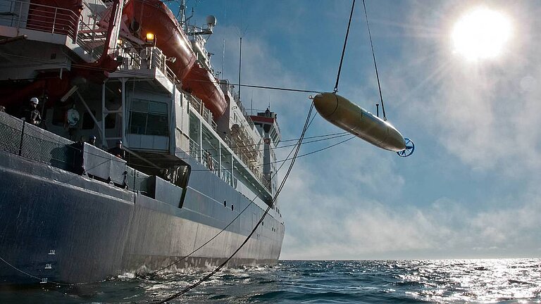 Aufnahme vom ersten Außeneinsatz des AWI-AUV auf einer Polarstern-Expedition im Jahr 2010 in die Framstraße. Foto: Michael Ginzburg