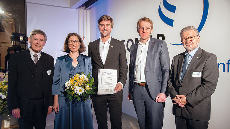 Boris Herrmann (Mitte) ist Träger des Deutschen Meerespreises 2024. 