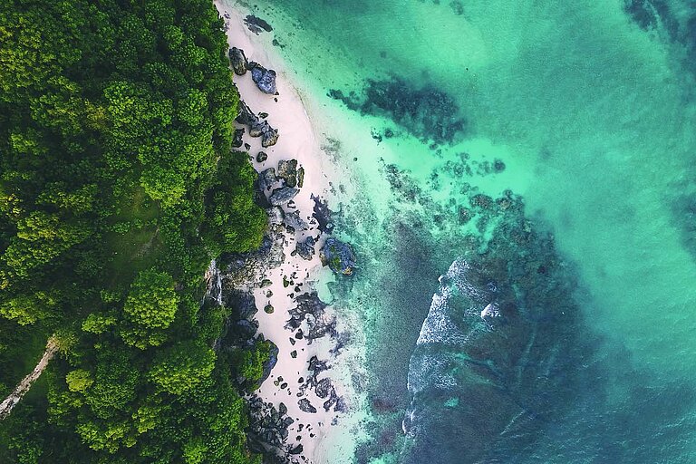 Luftaufnahme einer Küste