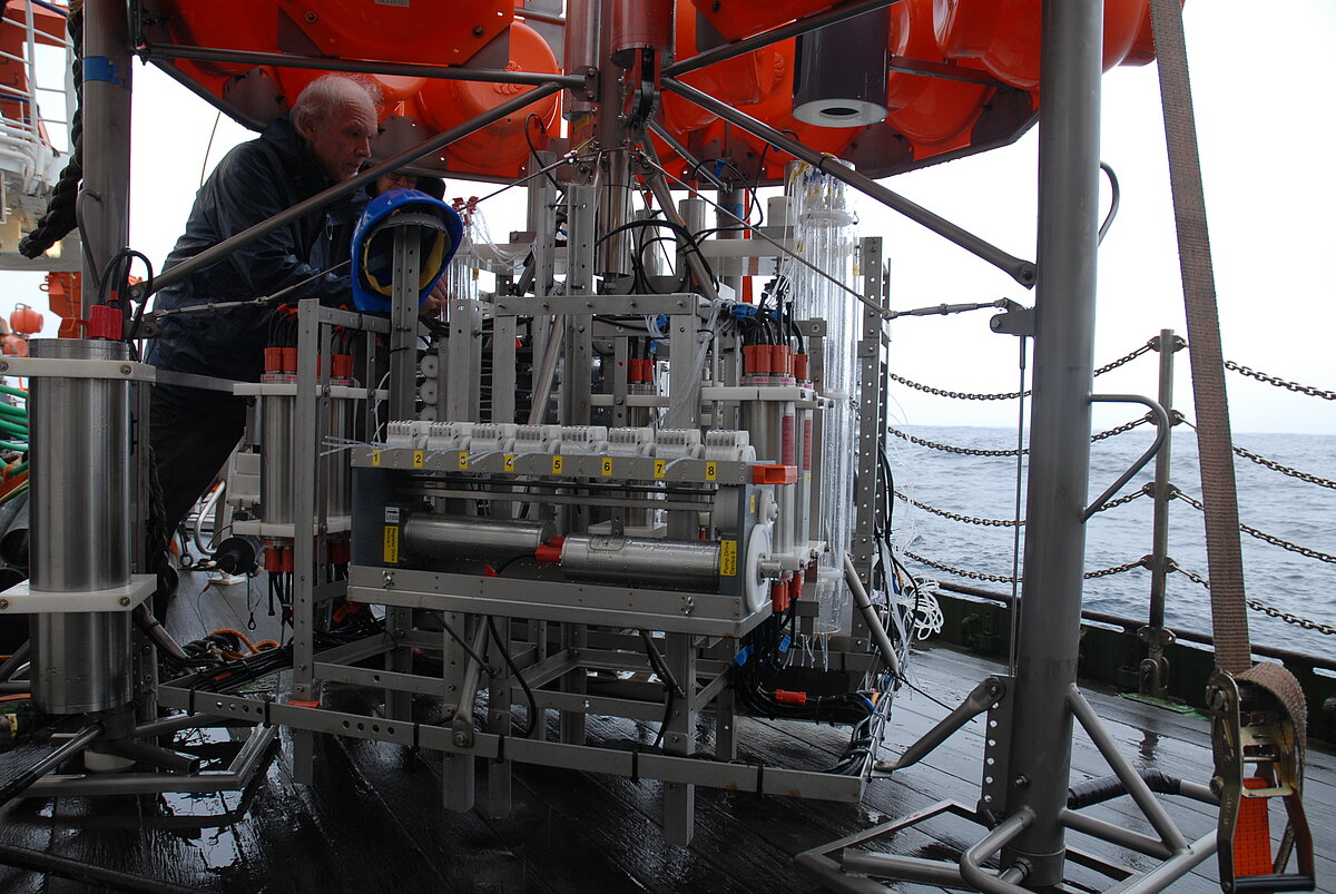 Vor dem Aussetzen: Das BIGO wird mit Gasspritzen und Glasröhren bestückt