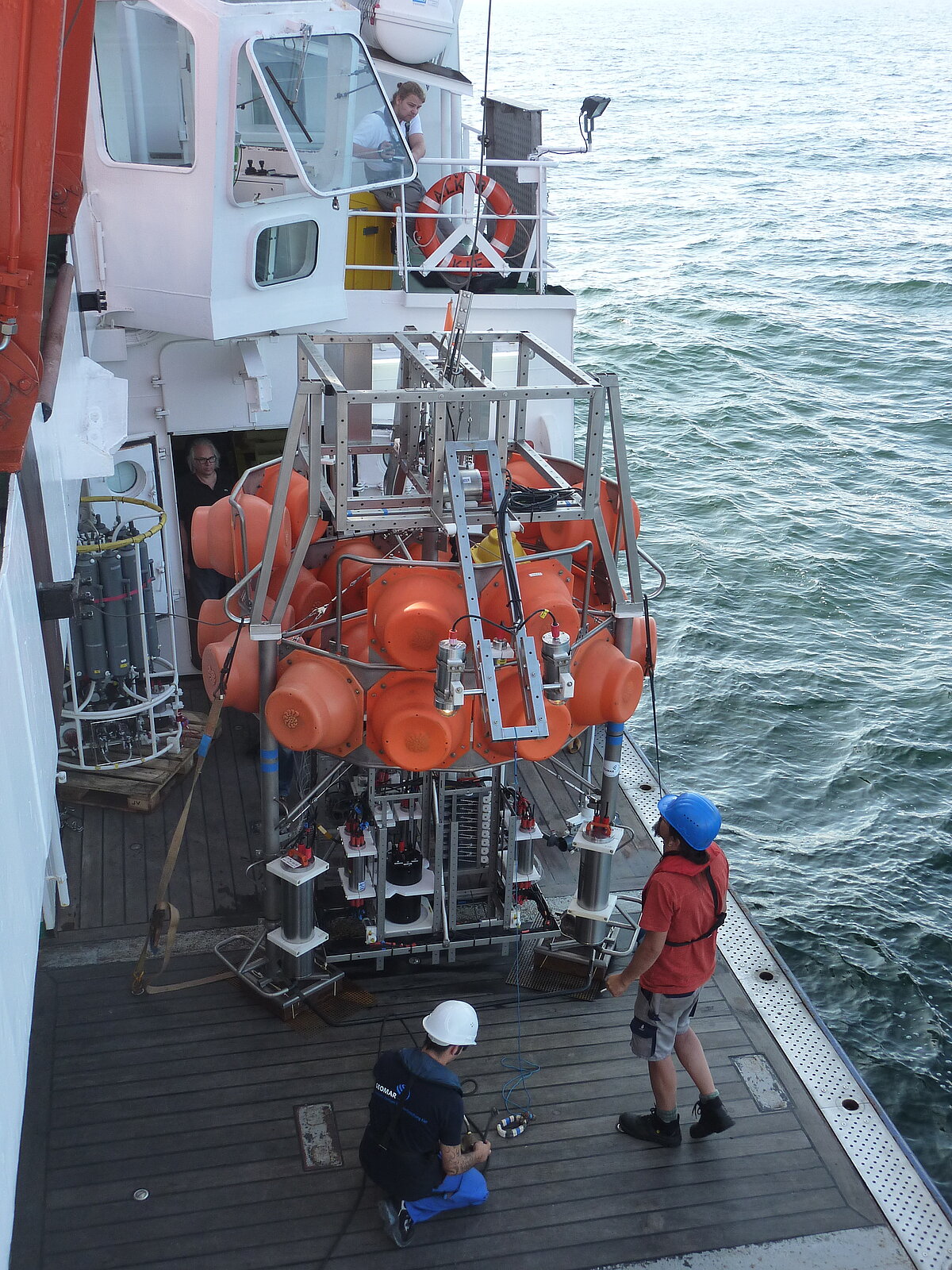  Fertig zum Aussetzen: BIGO-Lander mit Absetzrahmen an Deck.