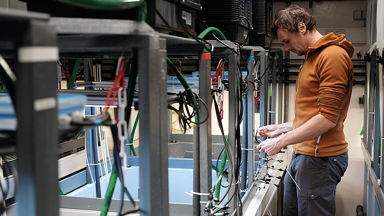 Die Kieler Indoor Benthokosmen in der Klimakammer im GEOMAR-Westufergebäude