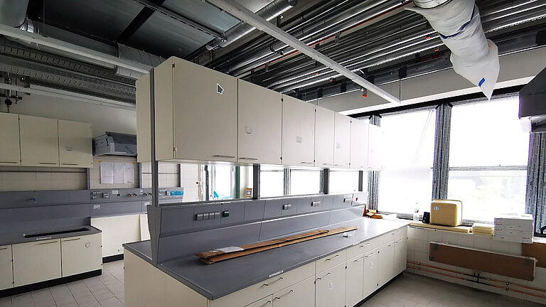 Die zukünftigen Labore und Klimakammern sind an ihren Decken dicht gepackt mit verschiedenen Leitungen