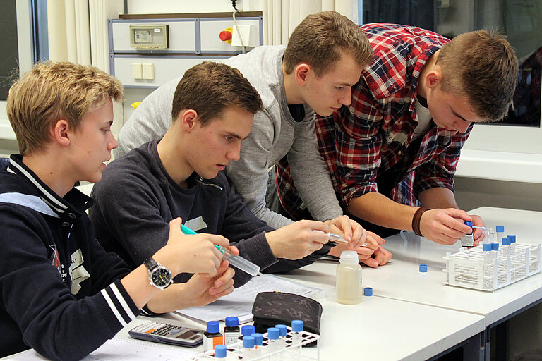 Vorbereitung der Wasserproben für die Nährstoffanalyse. Foto: J. Dengg, GEOMAR