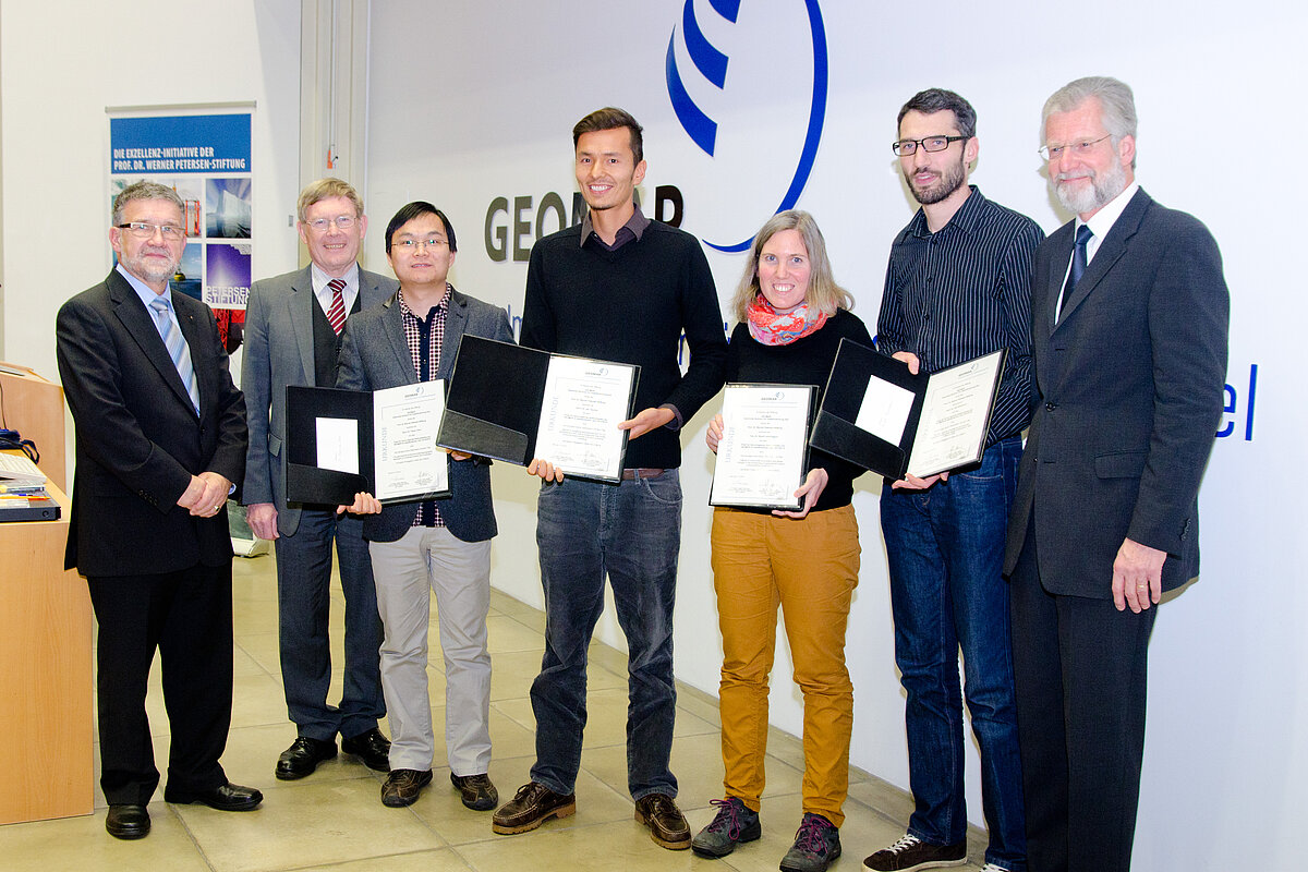 Von links: Dr. Klaus-Jürgen Wichmann, Dr. Christian Zöllner (beide Petersen Stiftung), Dr. Tian-Yu Chen, Dr. Jan Taucher, Dr. Sarah Lena Eggers, Dr. Kai Schumann und Prof. Dr. Peter Herzig (Direktor GEOMAR). Foto: Jan Steffen, GEOMAR.