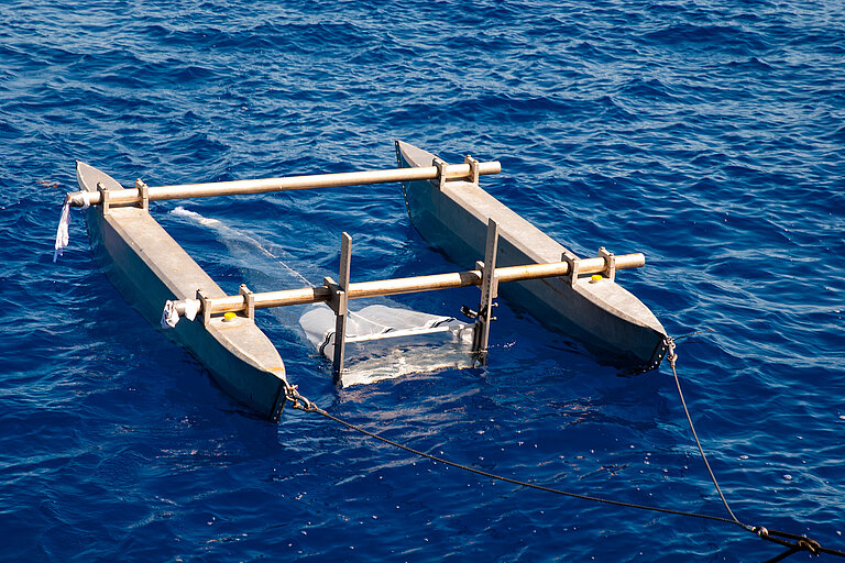 A catamaran trawl on blue water surface. Photo: Mark Lenz/GEOMAR