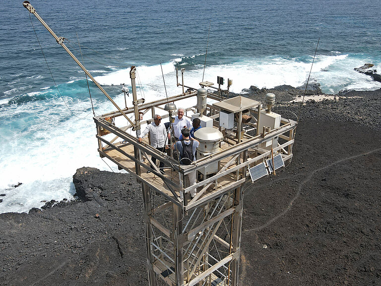Bundespräsident Frank-Walter Steinmeier und José Maria Neves, Präsident der Republik Cabo Verde auf der Beobachtungsplattform des Cape Verde Atmospheric Observatory (CVAO). Foto: Edson Silva Delgado, GEOMAR