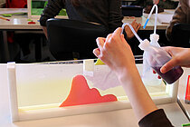 Auch Tankexperimente, die die Vermischung von Wassermassen verdeutlichen, stehen auf dem Programm des MINT-EC-Camps am GEOMAR. Foto: J. Dengg, GEOMAR