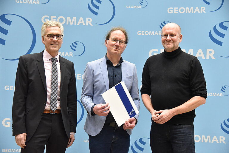 Professor Dr. David Thieltges, Träger der 29. Petersem-Exzellenzprofessur (Mitte) mit Frank Spiekermann, Verwaltungsdirektor des GEOMAR (links) und Laudoator Professor Dr. Thorsten Reusch (rechts), Leiter des Forschungsbereichs Marine Ökologie am GEOMAR.