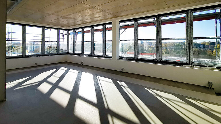 Nachdem das Gebäude durch den Einbau der Fenster witterungsgeschützt ist, können seit August 2019 auch die Arbeiten im Inneren des Gebäudes stattfinden. 