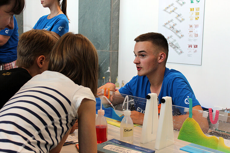Selbst gegen Ende der zwei Tage wurden die Betreuer nicht müde, die Fragen der Besucher zu beantworten. Foto: Joachim Dengg, GEOMAR