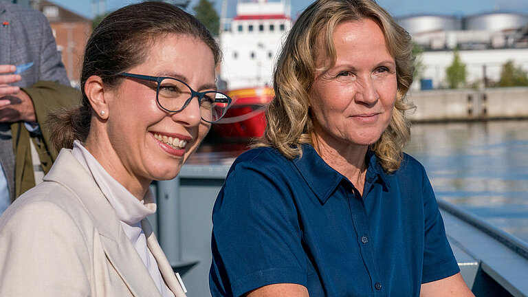 Zwei Frauen an Bord eines Schiffes