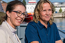 Zwei Frauen an Bord eines Schiffes