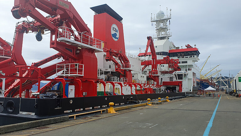 Im Hafen: Die Aufbauten eines Forschungsschiffes sind neben der Kaikante zu sehen