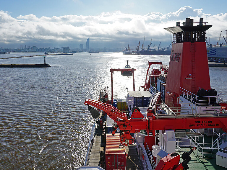 MARIA S. MERIAN leaves the harbour of Montevideo, Uruguay, 