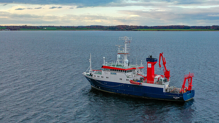 Ein mittelgroßes Forschungsschiff auf dem Wasser