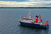 Ein mittelgroßes Forschungsschiff auf dem Wasser