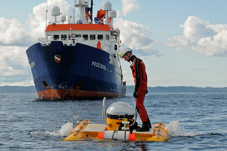 JAGO vor dem Forschungsschiff POSEIDON. Foto: Maike Nicolai (CC BY 4.0)