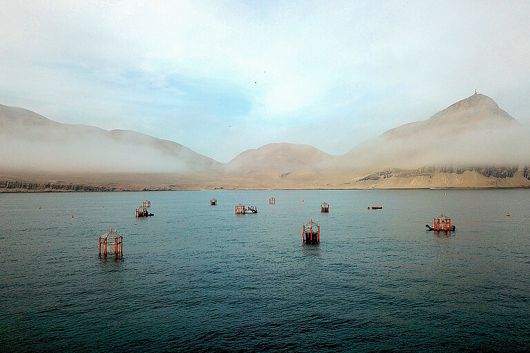 Die orangen Auftriebskörper der KOSMOS-Mesokosmen vor der Küste Perus aus Drohnenperspektive