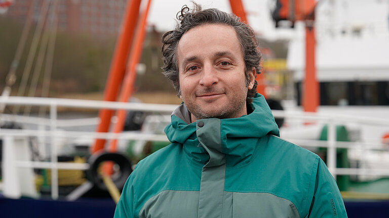 Till Harter vor dem Forschungsschiff Littorina.