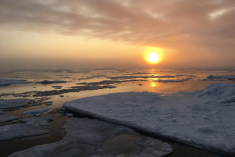 Sonnenaufgang über dem vereisten Meer