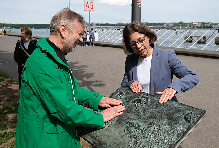 Dr. Jürgen Trinkus, Vorsitzender des Vereins Anderssicht, im Gespräch mit GEOMAR Direktorin Professorin Katja Matthes. Foto: A. Villwock, GEOMAR.