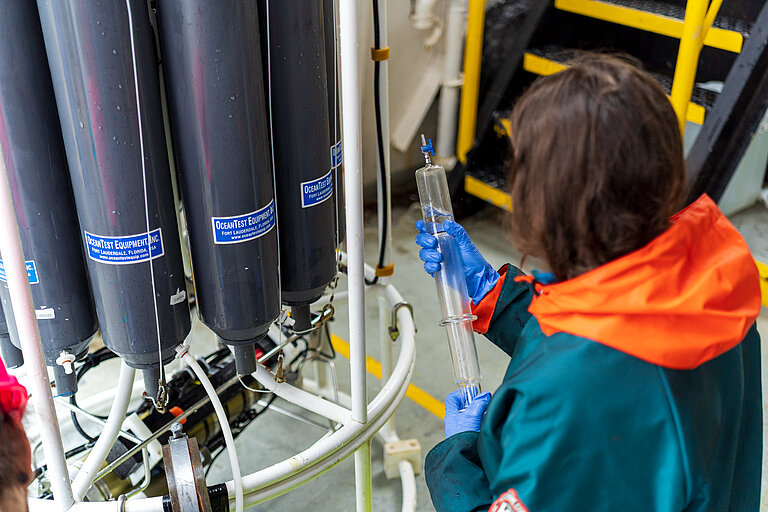 An Bord der CORIOLIS II werden Wasserproben für Analysen gewonnen. 