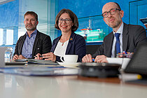 Drei Personen an einem Tisch