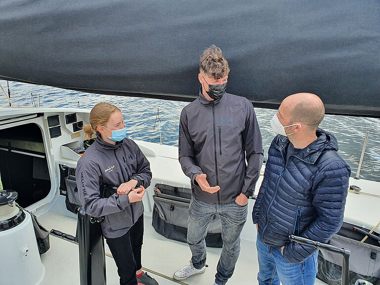 Aaron Beck (right) talking to two crew members of the Ambersail II. Photo. T. Tanhua, GEOMAR.