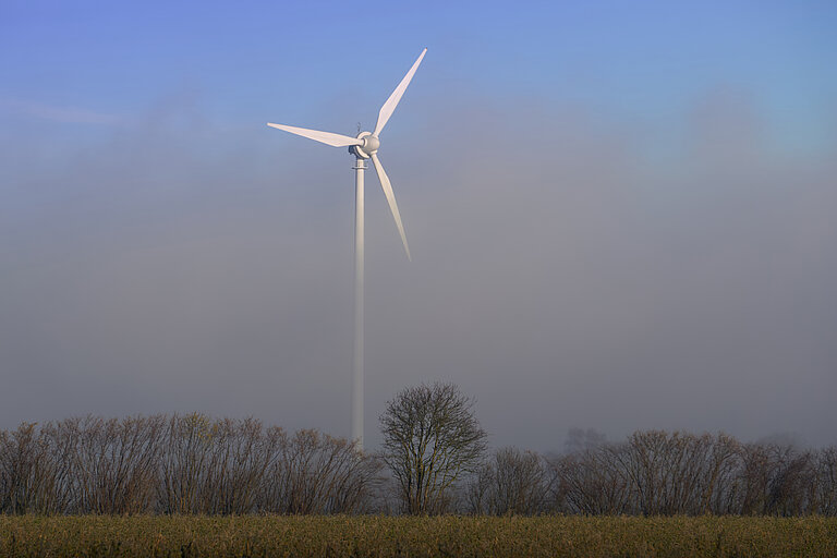 Windrad im Nebel.