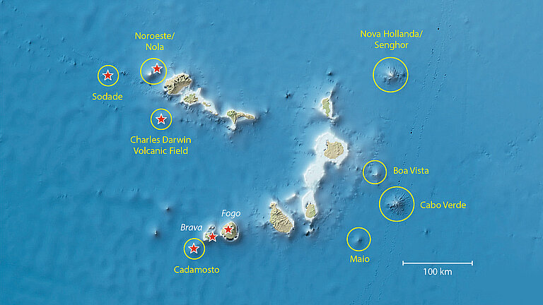 Karte des Kap Verde Archipels mit Seebergen (gelb) und der seismisch und/oder vulkanisch aktiven Regionen (rote Sterne) des Archipels. 