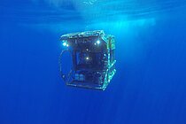 Das ROV Kiel 6000 beim Abtauchen. Foto: ROV-Team/GEOMAR