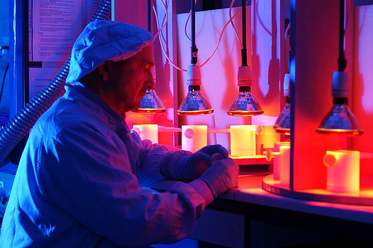 Proben werden im Reinraumlabor vorbereitet. Foto. J. Steffen, GEOMAR