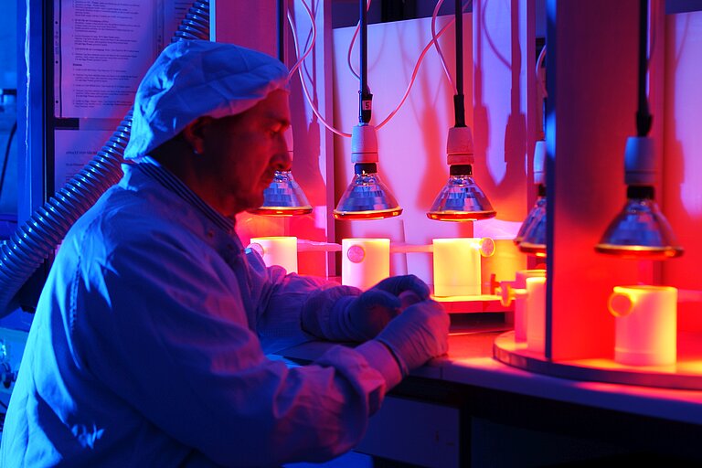 Investigation of samples in a clean lab. Photo. J. Steffen, GEOMAR