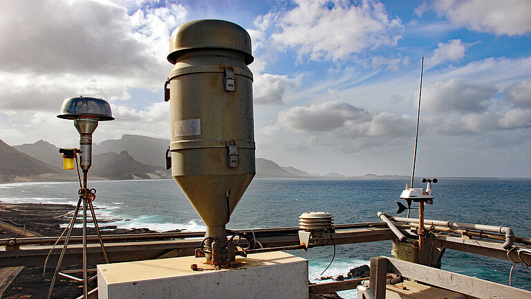 Ein Filtersammler am CVAO, der ganzjährig Aerosolpartikel sammelt. 