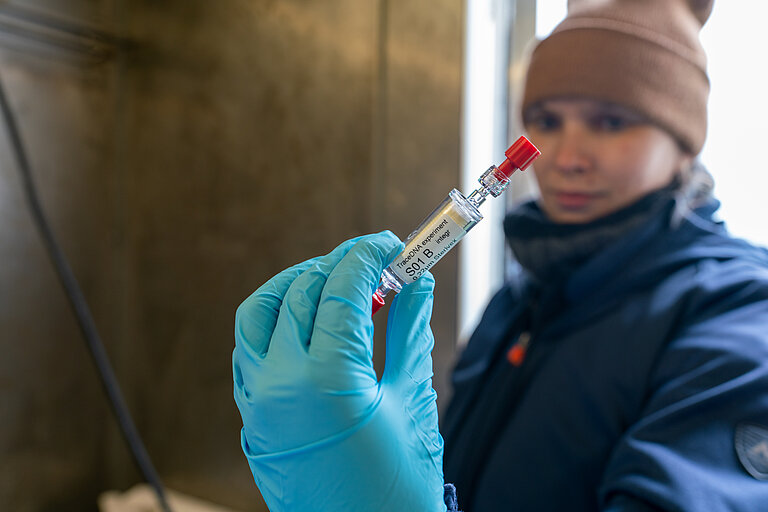 Wissenschaftlerin mit Wasserprobe 