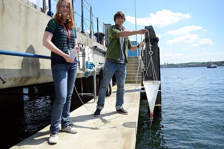 Naturwissenschaften können auch in den Sommerferien Spaß machen. Jana Sleeboom (16) und Nikolaus Ehbrecht (15) nehmen während der Sommerschule "Meeresforschung verstehen und weitersagen" Planktonproben aus der Kieler Förde. Foto: J. Steffen, IFM-GEOMAR