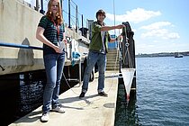 Naturwissenschaften können auch in den Sommerferien Spaß machen. Jana Sleeboom (16) und Nikolaus Ehbrecht (15) nehmen während der Sommerschule "Meeresforschung verstehen und weitersagen" Planktonproben aus der Kieler Förde. Foto: J. Steffen, IFM-GEOMAR