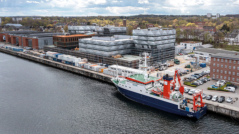 View from the Schwentine to the ENB construction site with the research vessel ALKOR