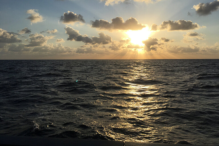 Ozeanoberfläche und Sonne am Äquator. Foto: Sunke Schmidtko/GEOMAR