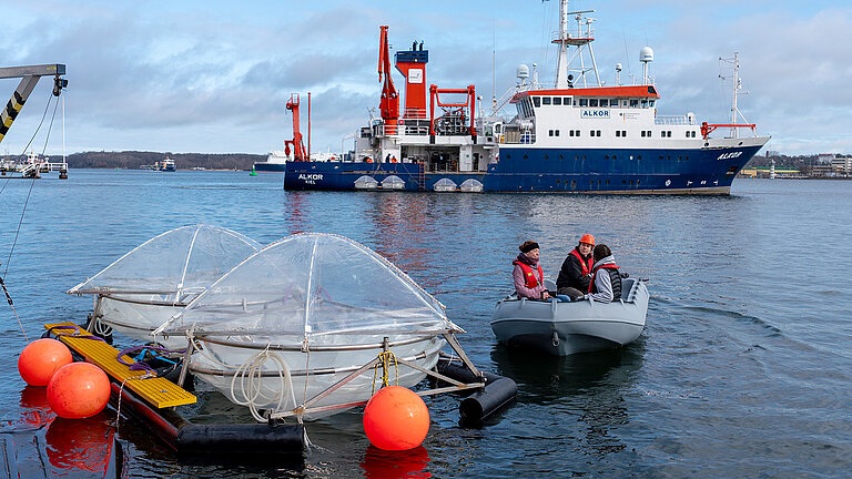 Vom Schlauchboot aus werden die Mesokosmen zur Pier vor dem Kieler Aquarium geschleppt.