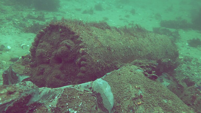 Grundmine mit TNT im Vordergrund.