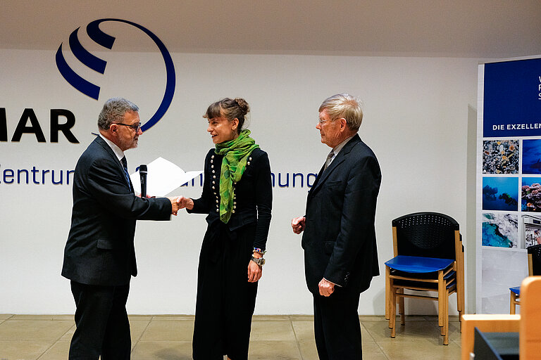 Dr. Friederike Otto wird mit der Exzellenzprofessur durch Dr. h. c. Klaus-Jürgen Wichmann und Dr. Christian Zöllner ausgezeichnet. Foto: Sarah Kaehlert/GEOMAR