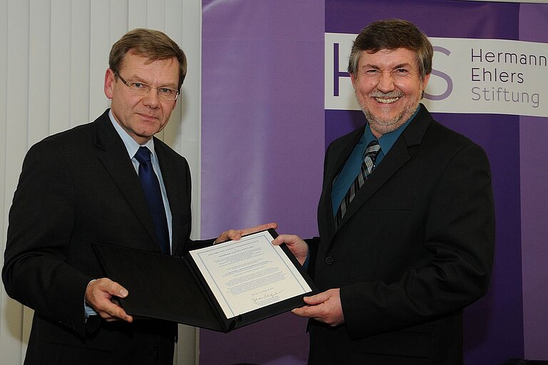 Dr. Johann Wadephul, Mitglied des Bundestages und stellvertretender Vorsitzender der Hermann Ehlers Stiftung, überreicht Dr. Joachim Dengg vom IFM-GEOMAR die Förderpreis-Urkunde für NaT-Working Meeresforschung. Foto: J. Steffen, IFM-GEOMAR