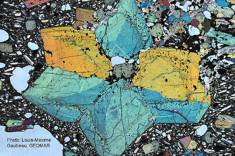 Dünnschliff aus einer Gesteinsprobe vom Conical Seamount vor Papua-Neuginea, die 2002 während einer SONNE-Expedition geborgen wurde. 