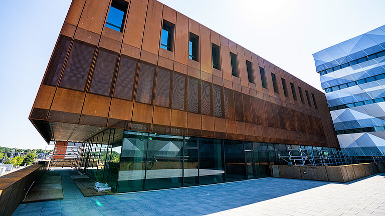 Der Turm 2 des ENB mit einer Fassade aus Cortenstahl. 