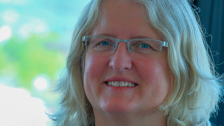 Eine Frau lächelt in die Kamera